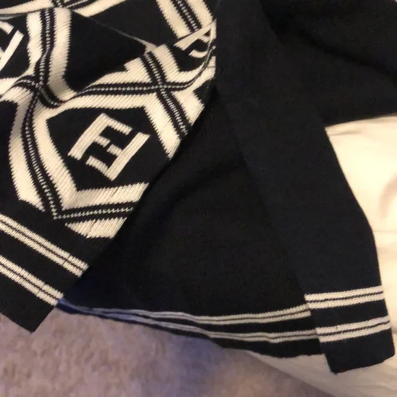 Vintage 1994 Fendi sweater in black and white - Picture 12 of 12